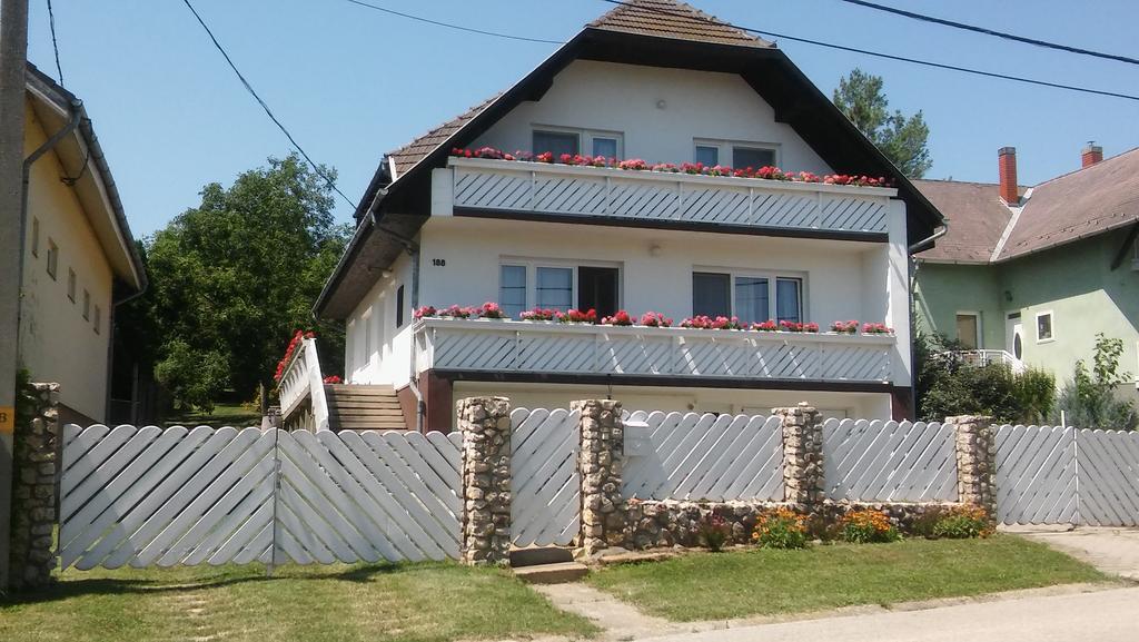 Betti Vendeghaz Apartment Alsópáhok Bagian luar foto